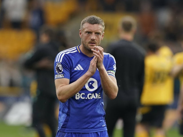Jamie Vardy de Leicester City applaudit les fans après avoir perdu le 26 avril 2025