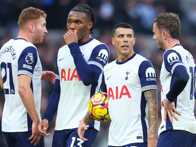 Dejan Kulusevski de Tottenham Hotspur, Destiny Udogie, Pedro Porro et James Maddison le 1er décembre 2024