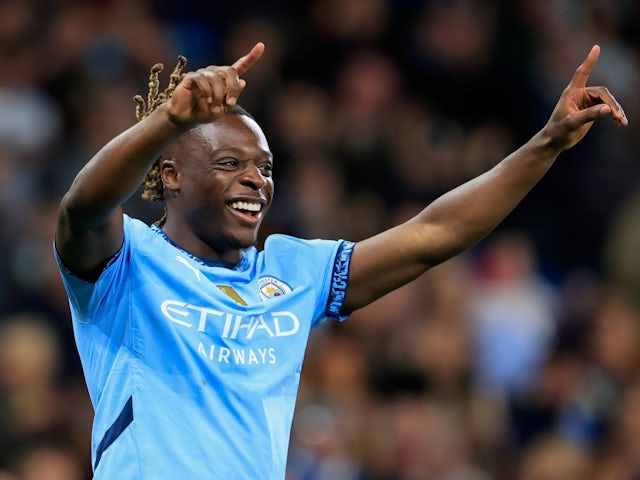 Jeremy Doku de Manchester City célèbre la notation de son premier but le 24 septembre 2024