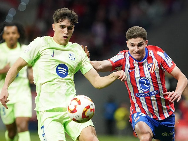 Pau Cubarsi de Barcelone en action contre Julian Alvarez de l'Atletico Madrid le 2 avril 2025