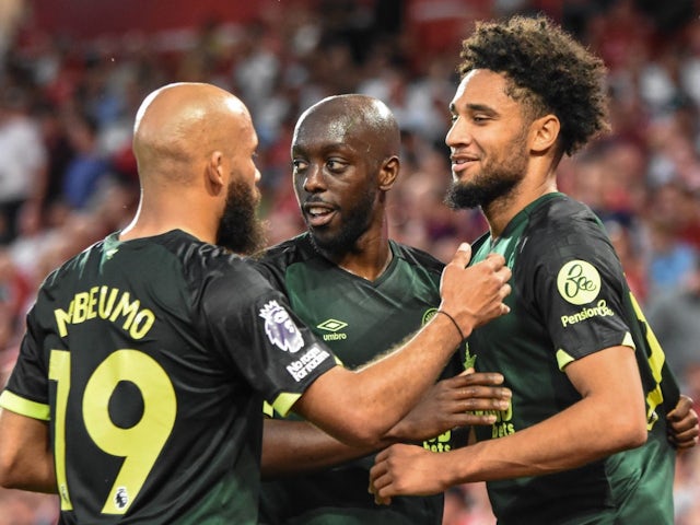 Kevin Schade célèbre après avoir marqué pour Brentford le 1er mai 2025