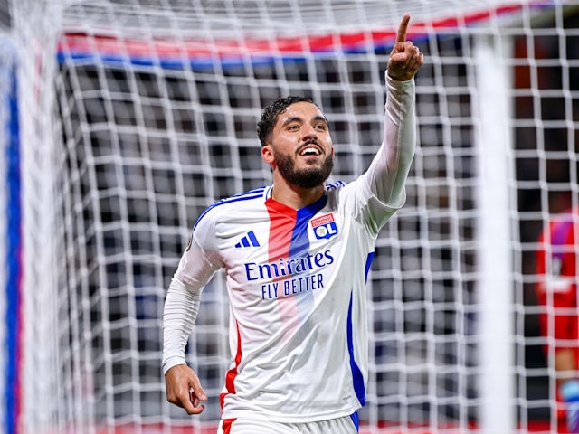Rayan Cherki de Lyon célèbre le score le 26 septembre 2024