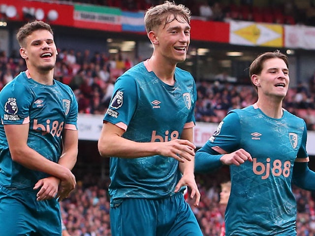 Dean Huijsen de Bournemouth, Milos Kerkez et Alex Scott célèbrent le 3 mai 2025