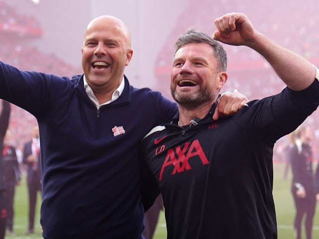 Le manager de Liverpool, Arne Slot et chef de la physiothérapie de réadaptation, Lee Nobes célèbre le 27 avril 2025