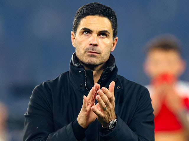 Le directeur d'Arsenal Mikel Arteta a l'air découragé le 7 mai 2025