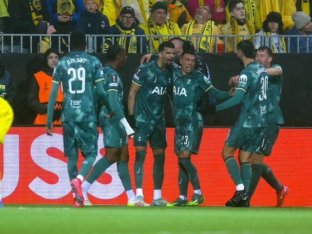 Dominic Solanke de Tottenham Hotspur célèbre avec des coéquipiers après avoir marqué contre Bodo / Glimt, le 8 mai 2025