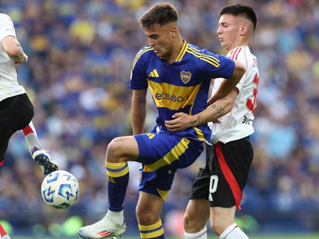 Le défenseur des juniors de Boca Aaron Anselmino et le milieu de terrain de River Plate Franco Mastantuono en septembre 2024.