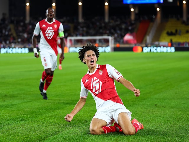 Maghnes Akliouche de Monaco célèbre le score contre Barcelone le 19 septembre 2024