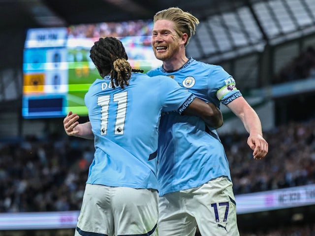 Kevin de Bruyne et Jeremy Doku de Manchester City célèbrent le 2 mai 2025