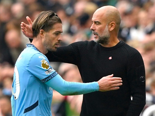 Jack Grelish de Manchester City avec le manager Pep Guardiola le 28 septembre 2024