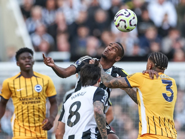Alexander Isak de Newcastle United saute pour remporter la balle élevée de Igor de Brighton & Hove Albion le 19 octobre 2024