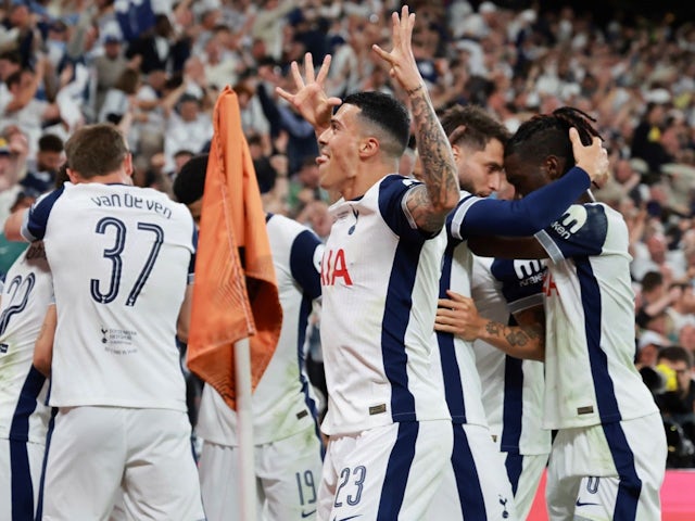 Pedro Porro célèbre pour Tottenham Hotspur le 21 mai 2025