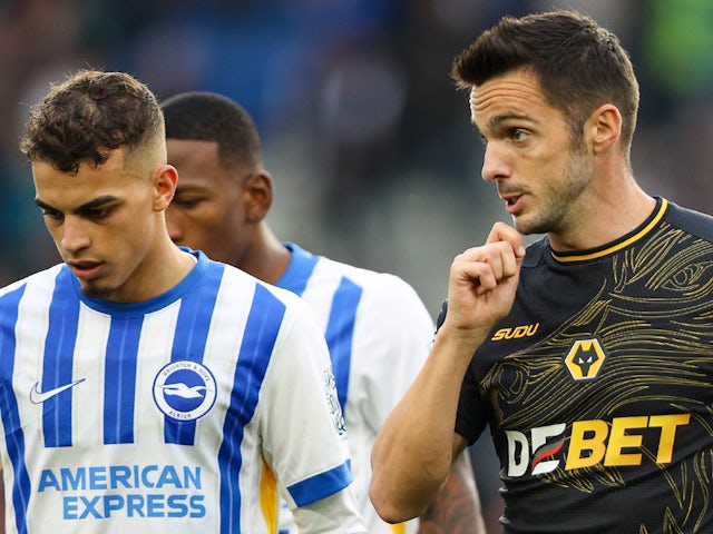 Pablo Sarabia et Brighton & Hove Ayasin Ayari de Wolverhampton Wanderers, illustré le 26 octobre 2024