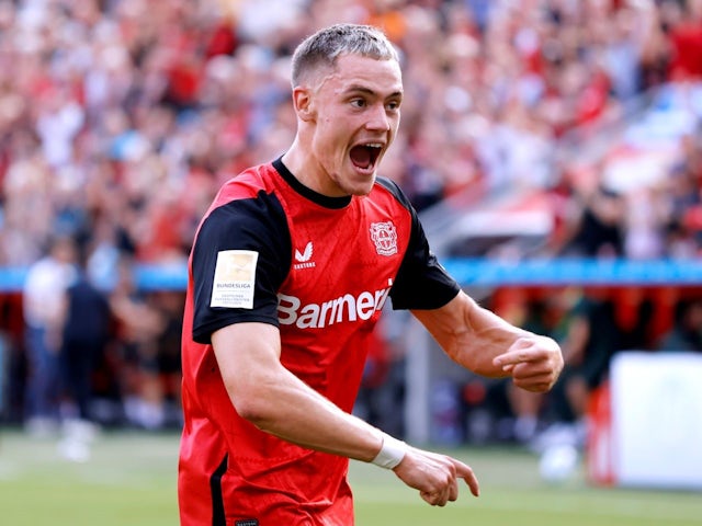 L'attaquant de Bayer Leverkusen, Florian Wirtz, célèbre le score lors du match de son équipe contre Wolfsburg le 22 septembre 2024