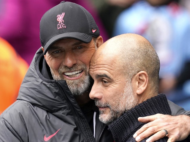 Jurgen Klopp et Pep Guardiola s'embrassent pendant Manchester City contre Liverpool le 1er avril 2023