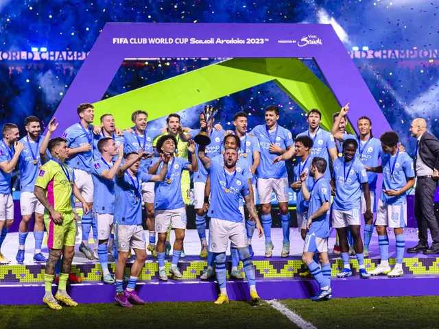 Les joueurs de Manchester City célèbrent avec le trophée de la Coupe du Monde du monde de la FIFA le 22 décembre 2023
