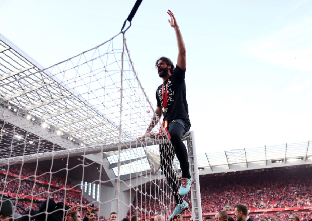 Alisson Becker célèbre après que Liverpool ait reçu le trophée de la Premier League