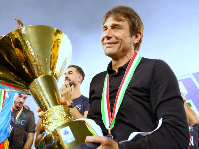 L'entraîneur-chef de Napoli, Antonio Conte, célèbre avec le trophée Serie A le 23 mai 2025
