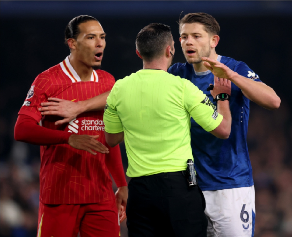 Michael Oliver avait les mains pleines dans le Derby du Merseyside à Goodison Park en février
