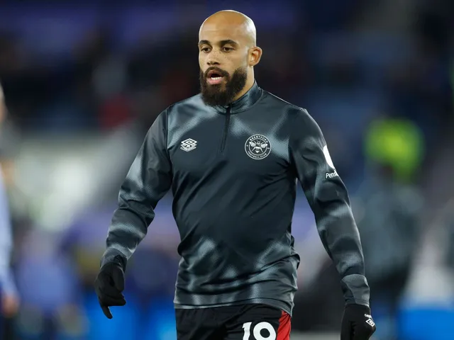 Bryan Mbeumo de Brentford se réchauffe le 21 février 2025 Bryan Mbeumo de Brentford se réchauffe le 21 février 2025