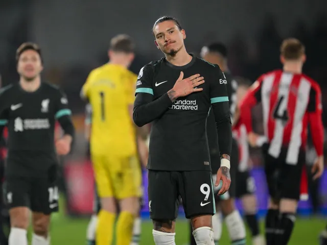 L'attaquant de Liverpool, Darwin Nunez, fait signe aux fans après la victoire 2-0 de son équipe contre Brentford, le 18 janvier 2025