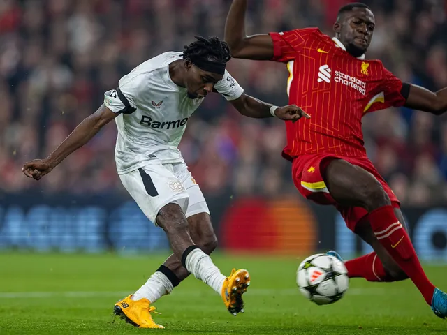 Jeremie Frimpong marque un but hors-jeu contre Liverpool pour Bayer Leverkusen le 5 novembre 2024
