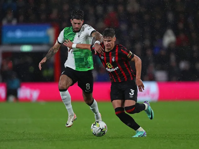 Dominik Szoboszlai de Liverpool et Milos Kerkez de Bournemouth se disputent le bal le 1er novembre 2025