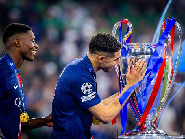 Nuno Mendes et Achraf Hakimi de Paris Saint-Germain avec le trophée de la Ligue des champions le 31 mai 2025