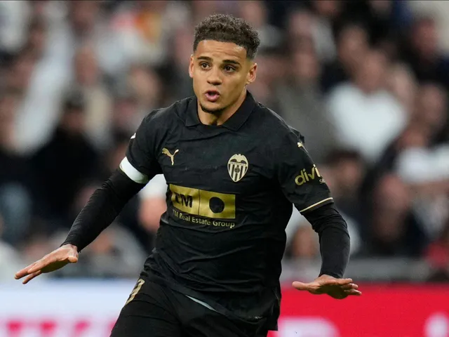 Valencia's Max Aarons en action le 5 avril 2025