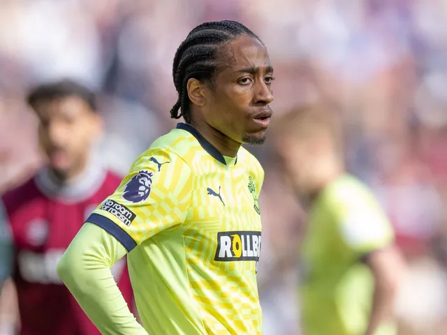 Tottenham `` peu probable '', re-signe de 28 ans alors que Thomas Frank fait face à un dilemme de la Ligue des champions
