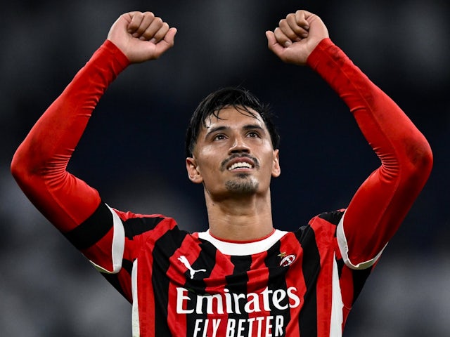 Tijjani Reijnders d'AC Milan célèbre après avoir marqué le 5 novembre 2024