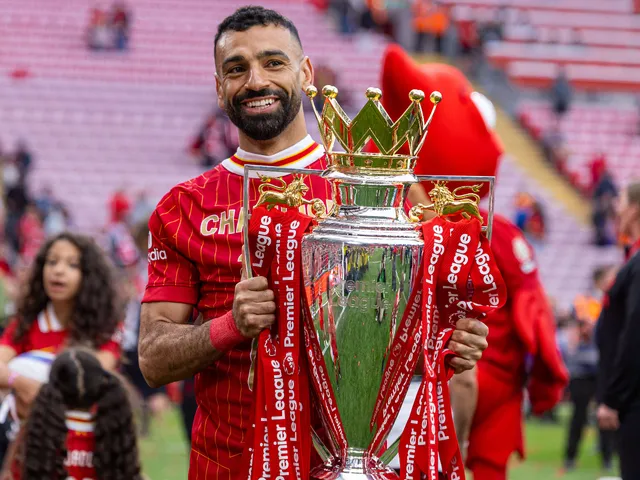 Mohamed Salah de Liverpool pose avec le trophée de la Premier League le 25 mai 2025