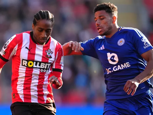 Kyle Walker-Peters de Southampton en action avec James Justin de Leicester City le 19 octobre 2024