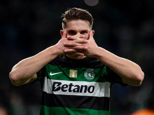 Viktor Gyoker célèbre après avoir marqué pour Sporting Lisbonne le 14 décembre 2024