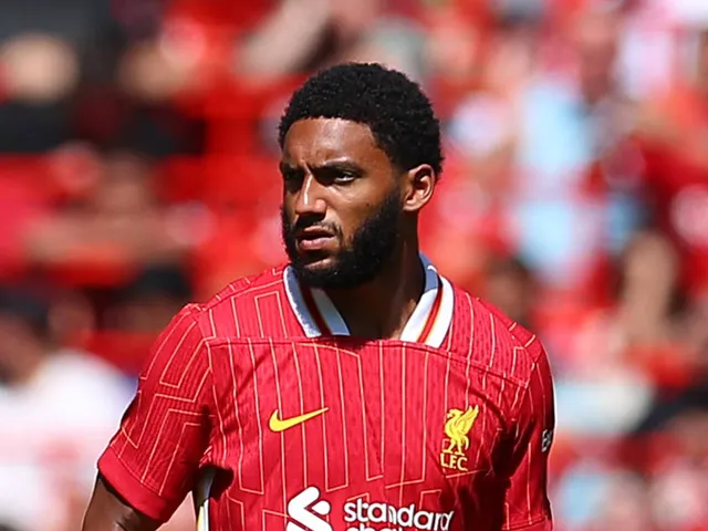 Joe Gomez de Liverpool illustré en août 2024