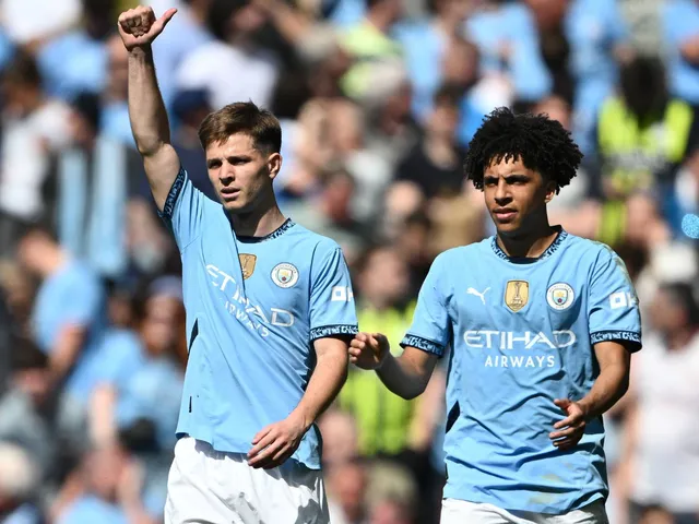 James McAtee de Manchester City avec Rico Lewis le 12 avril 2025