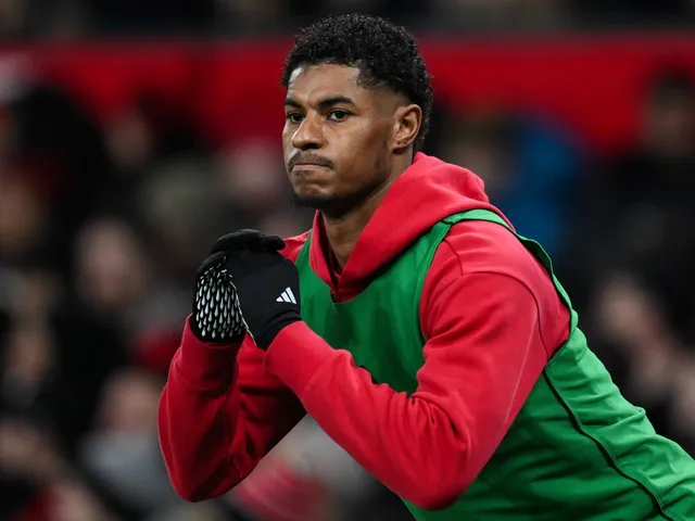Marcus Rashford de Manchester United se réchauffe lors du match de Premier League de son équipe contre Newcastle United, le 30 décembre 2024