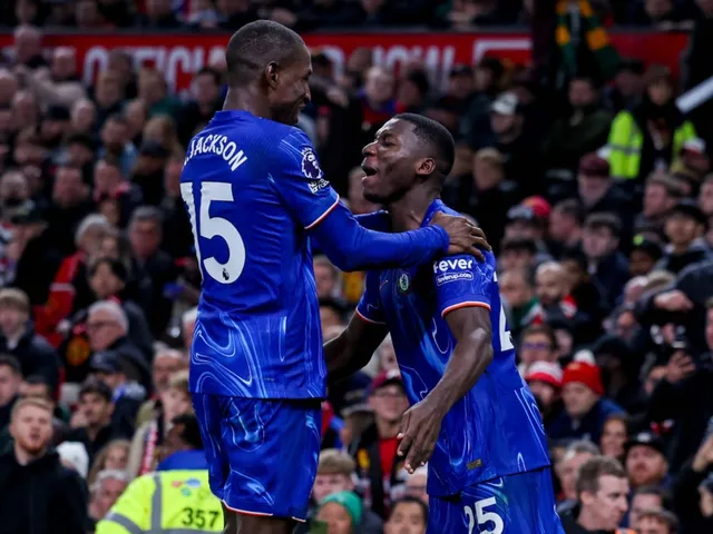 Les Moises Caicedo de Chelsea célèbrent avec Nicolas Jackson le 3 novembre 2024