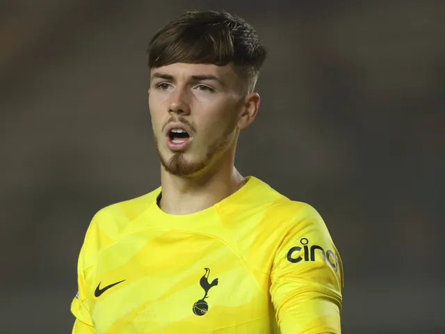 Tottenham `` en pourparlers '' pour prolonger le contrat de 22 ans après la louange de Pep Guardiola