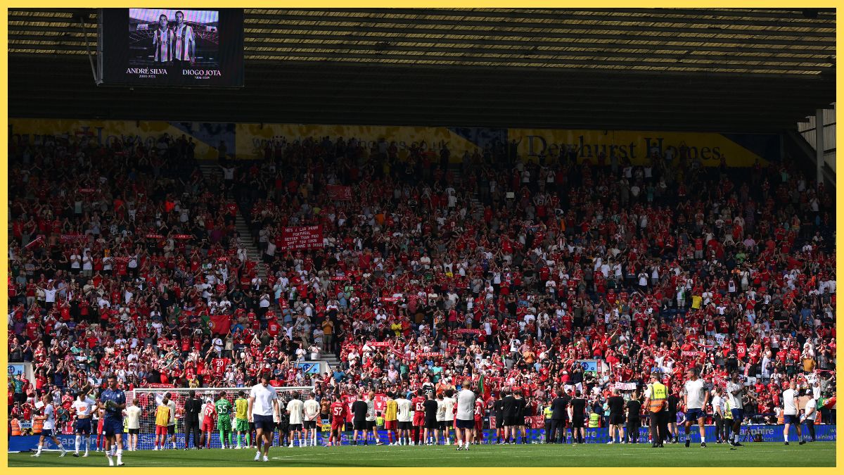 Les joueurs et le personnel de Liverpool ont visiblement bougé alors que les fans chantent Diogo Jota Chant à temps plein