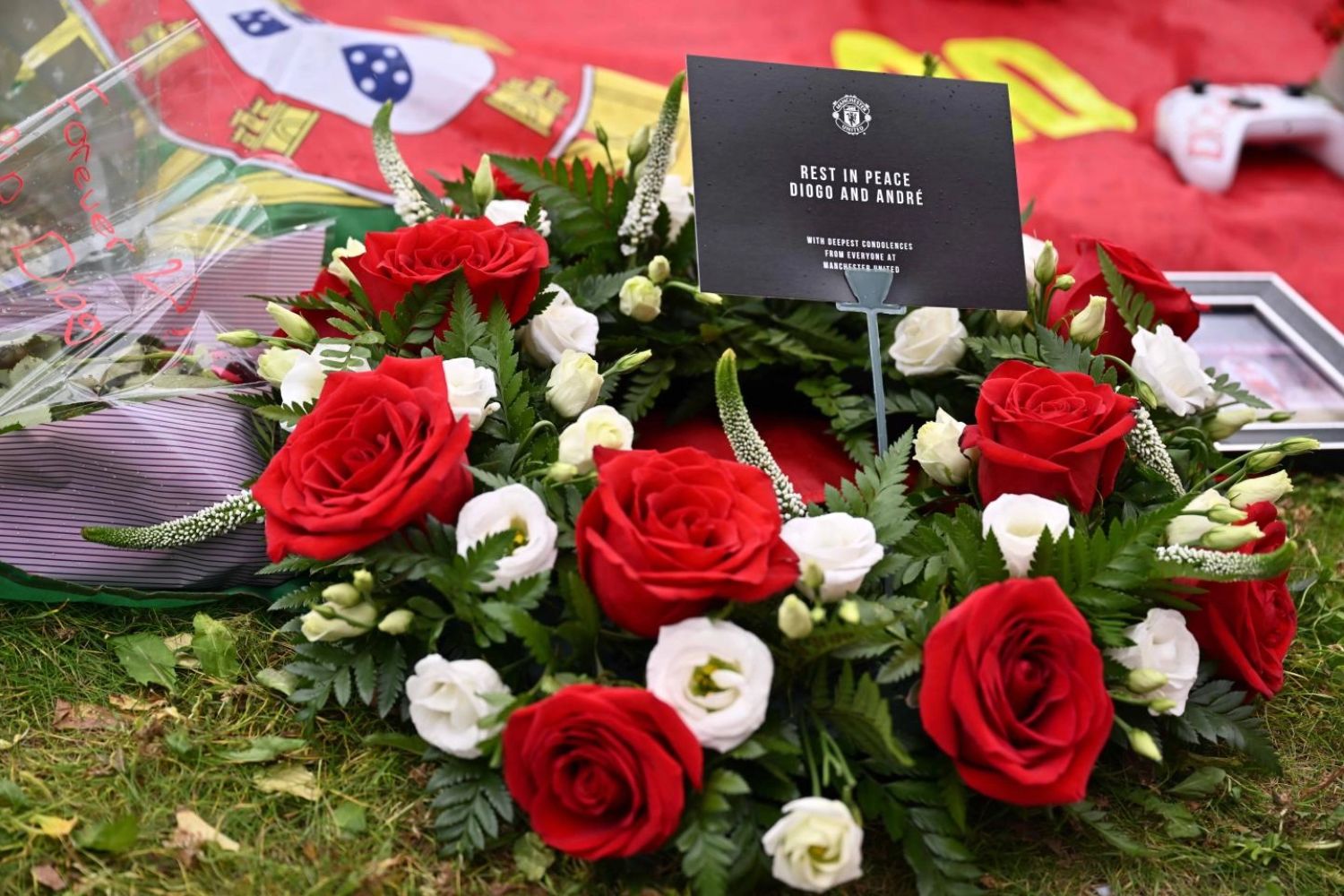 Ruben Amorim, Bruno Fernandes et Diogo Dalot ont glissé des fleurs au nom de Manchester United au Diogo Jota Memorial à Anfield