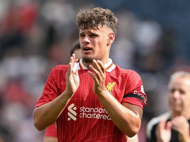 Milos Kerkez de Liverpool applaudit les fans de voyage le 13 juillet 2025