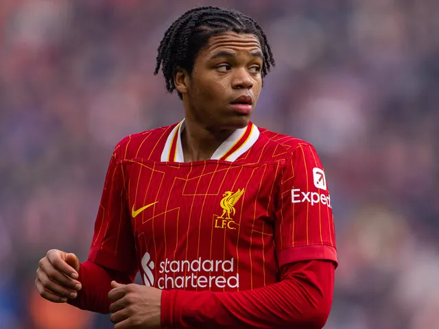 Liverpool dans des «discussions» contractuelles avec des talents de 18 ans après les débuts record de Reds