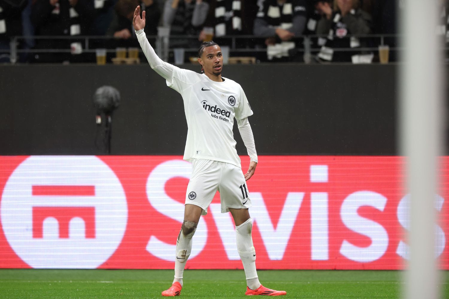 Hugo Ekitike d'Eintracht Frankfurt célèbre