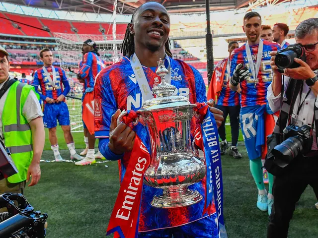 Ebechi Eze de Crystal Palace avec le trophée FA Cup le 17 mai 2025