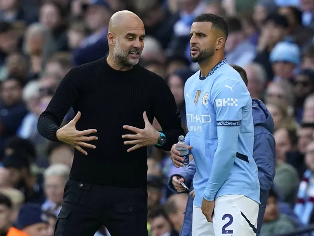 Manchester City Manager Pep Guardiola avec Kyle Walker le 5 octobre 2024
