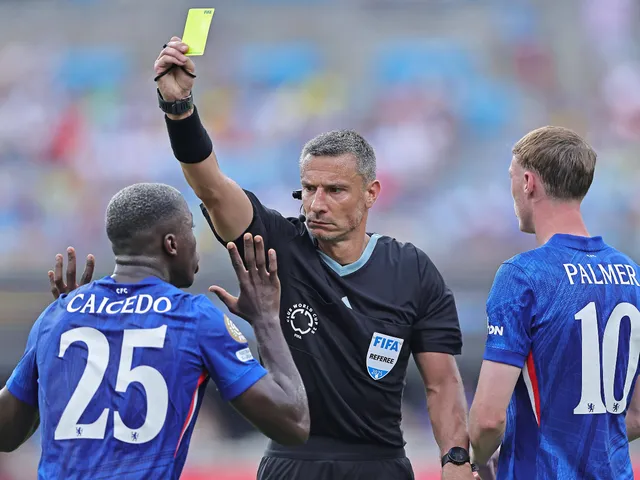 Chelsea's Moises Caicedo est montré un carton jaune le 28 juin 2025