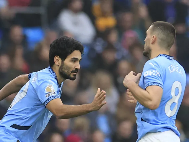Médaliers de terrain de Manchester City Ilkay Gundogan et Mateo Kovacic en décembre 2024.
