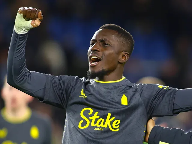 Idrissa Gueye "pleinement engagé" signe une extension du contrat Everton alors que David Moyes explique comment le milieu de terrain jouera un "grand rôle"