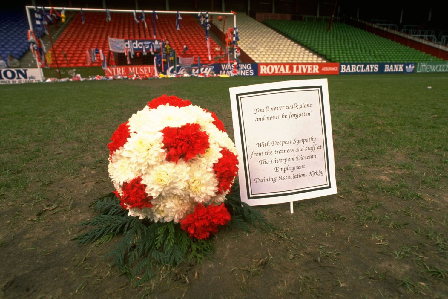 Fleurs posées à Anfield après la catastrophe de Hillsborough en 1989
